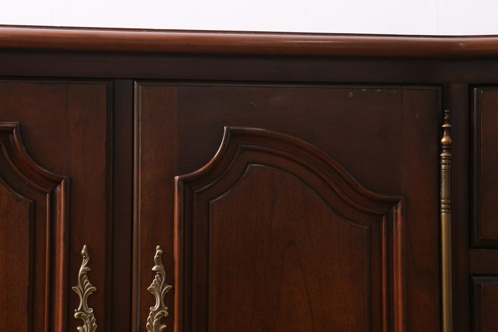 中古　アメリカ製　センチュリー(CENTURY)　クラシカルなデザインが高級感漂うチェスト(ドレッサー、引き出し)(定価約140万円)(R-039012)