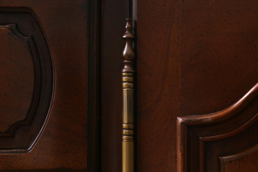 中古　アメリカ製　センチュリー(CENTURY)　クラシカルなデザインが高級感漂うチェスト(ドレッサー、引き出し)(定価約140万円)(R-039012)