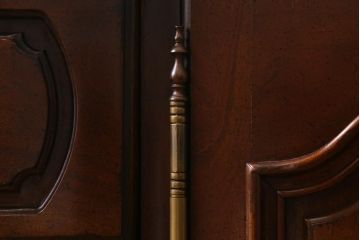 中古　アメリカ製　センチュリー(CENTURY)　クラシカルなデザインが高級感漂うチェスト(ドレッサー、引き出し)(定価約140万円)(R-039012)