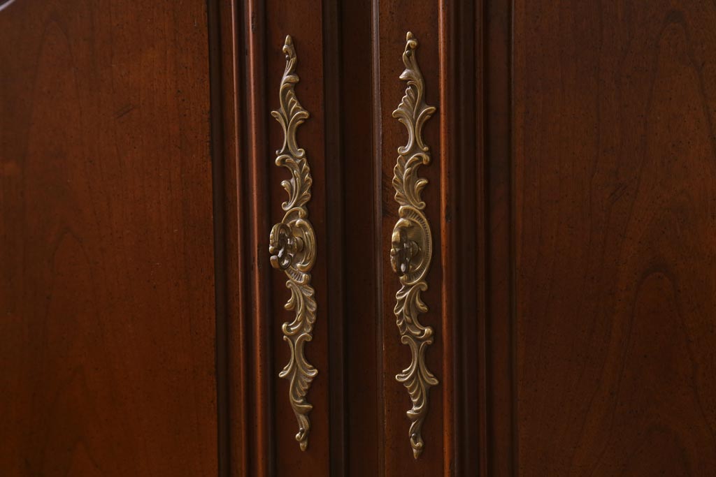 中古　アメリカ製　センチュリー(CENTURY)　クラシカルなデザインが高級感漂うチェスト(ドレッサー、引き出し)(定価約140万円)(R-039012)