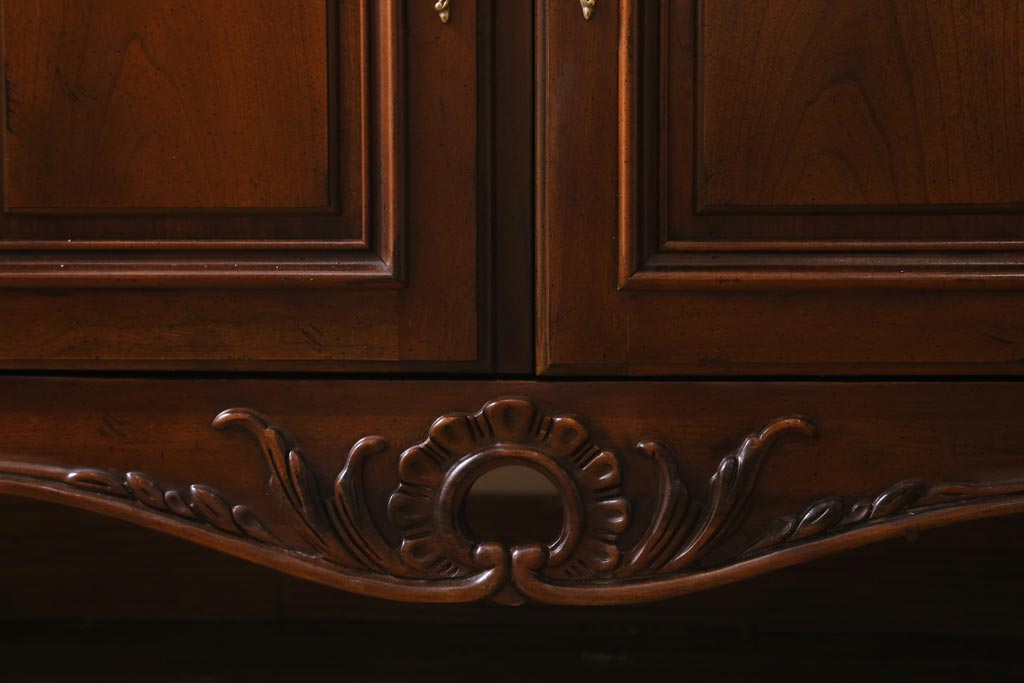 中古　アメリカ製　センチュリー(CENTURY)　クラシカルなデザインが高級感漂うチェスト(ドレッサー、引き出し)(定価約140万円)(R-039012)