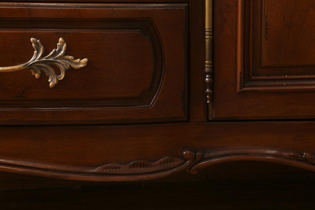 中古　アメリカ製　センチュリー(CENTURY)　クラシカルなデザインが高級感漂うチェスト(ドレッサー、引き出し)(定価約140万円)(R-039012)