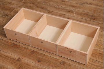 ラフジュ工房オリジナル　古建具リメイク　結霜ガラス入り　淡いピンクのペイントがお洒落な収納棚(キャビネット、ブックケース)(R-039013)