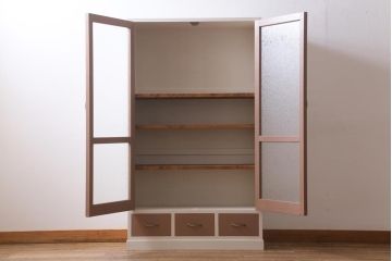 ラフジュ工房オリジナル　古建具リメイク　結霜ガラス入り　淡いピンクのペイントがお洒落な収納棚(キャビネット、ブックケース)(R-039013)