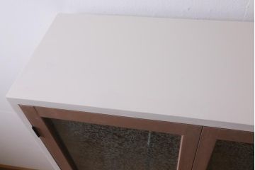 ラフジュ工房オリジナル　古建具リメイク　結霜ガラス入り　淡いピンクのペイントがお洒落な収納棚(キャビネット、ブックケース)(R-039013)