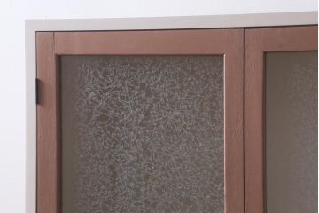 ラフジュ工房オリジナル　古建具リメイク　結霜ガラス入り　淡いピンクのペイントがお洒落な収納棚(キャビネット、ブックケース)(R-039013)