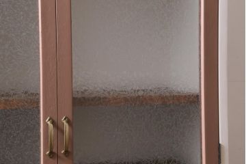 ラフジュ工房オリジナル　古建具リメイク　結霜ガラス入り　淡いピンクのペイントがお洒落な収納棚(キャビネット、ブックケース)(R-039013)