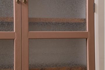 ラフジュ工房オリジナル　古建具リメイク　結霜ガラス入り　淡いピンクのペイントがお洒落な収納棚(キャビネット、ブックケース)(R-039013)