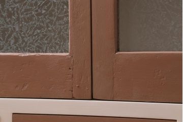 ラフジュ工房オリジナル　古建具リメイク　結霜ガラス入り　淡いピンクのペイントがお洒落な収納棚(キャビネット、ブックケース)(R-039013)