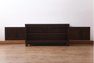 中古　北海道民芸家具　脚付きリメイク　シックな佇まいが魅力的なローボード(テレビ台、収納棚)(R-039014)