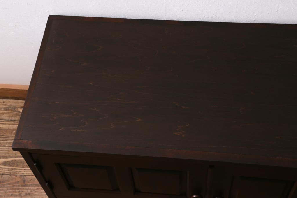 中古　北海道民芸家具　脚付きリメイク　シックな佇まいが魅力的なローボード(テレビ台、収納棚)(R-039014)