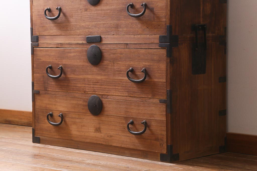 アンティーク家具　和製アンティーク　大正昭和初期　厚みのある金具が印象的な重ね箪笥(衣装箪笥、引き出し)(R-039028)