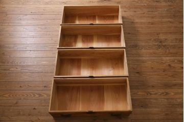 アンティーク家具　和製アンティーク　大正昭和初期　厚みのある金具が印象的な重ね箪笥(衣装箪笥、引き出し)(R-039028)