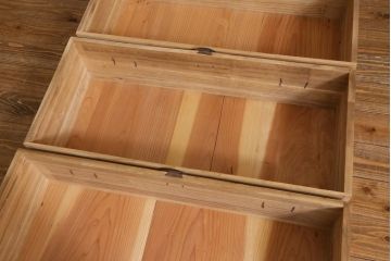 アンティーク家具　和製アンティーク　大正昭和初期　厚みのある金具が印象的な重ね箪笥(衣装箪笥、引き出し)(R-039028)