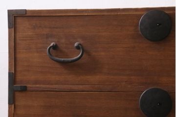 アンティーク家具　和製アンティーク　大正昭和初期　厚みのある金具が印象的な重ね箪笥(衣装箪笥、引き出し)(R-039028)