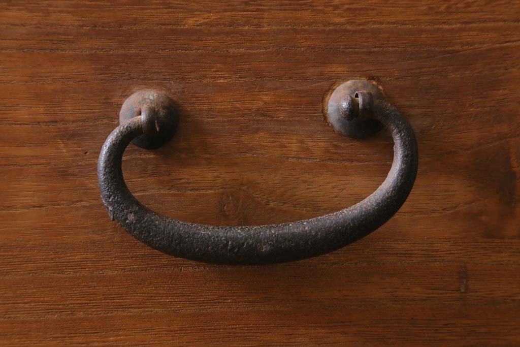 アンティーク家具　和製アンティーク　大正昭和初期　厚みのある金具が印象的な重ね箪笥(衣装箪笥、引き出し)(R-039028)