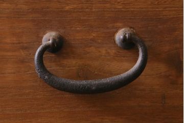 アンティーク家具　和製アンティーク　大正昭和初期　厚みのある金具が印象的な重ね箪笥(衣装箪笥、引き出し)(R-039028)