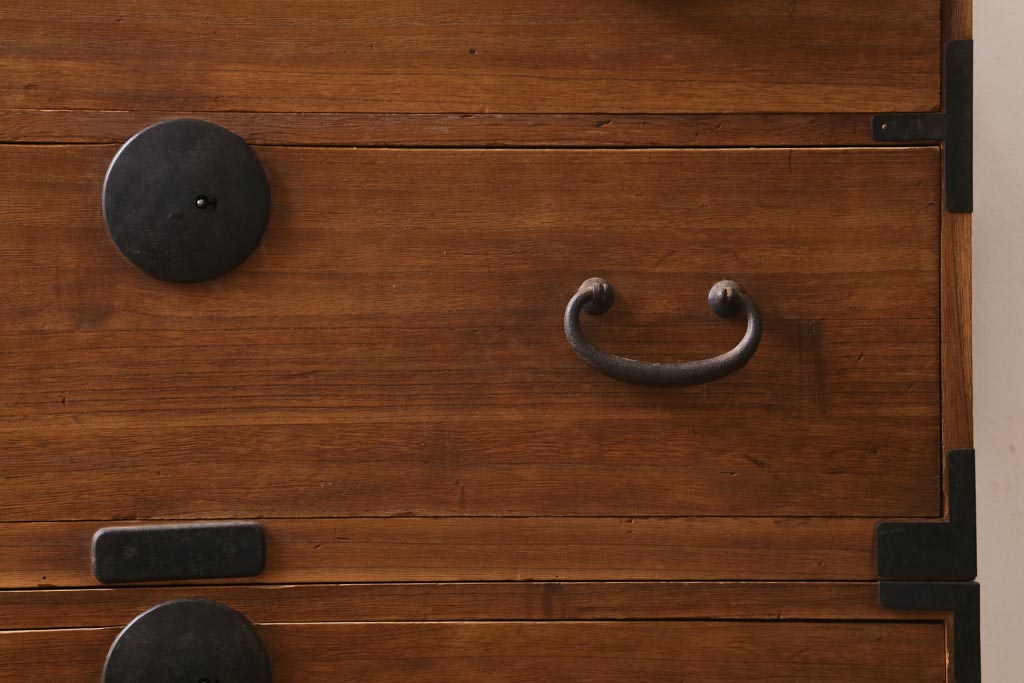 アンティーク家具　和製アンティーク　大正昭和初期　厚みのある金具が印象的な重ね箪笥(衣装箪笥、引き出し)(R-039028)