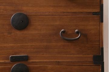 アンティーク家具　和製アンティーク　大正昭和初期　厚みのある金具が印象的な重ね箪笥(衣装箪笥、引き出し)(R-039028)