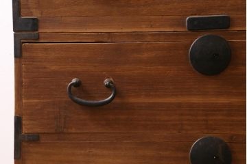 アンティーク家具　和製アンティーク　大正昭和初期　厚みのある金具が印象的な重ね箪笥(衣装箪笥、引き出し)(R-039028)