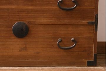 アンティーク家具　和製アンティーク　大正昭和初期　厚みのある金具が印象的な重ね箪笥(衣装箪笥、引き出し)(R-039028)