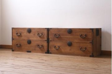 アンティーク家具　和製アンティーク　大正昭和初期　厚みのある金具が印象的な重ね箪笥(衣装箪笥、引き出し)(R-039028)