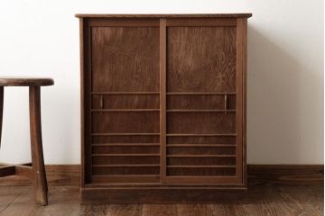 アンティーク家具　大正昭和初期　まだら模様の木目が目を惹く戸棚(収納棚、キャビネット、下駄箱)(R-039034)