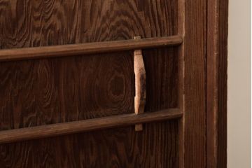 アンティーク家具　大正昭和初期　まだら模様の木目が目を惹く戸棚(収納棚、キャビネット、下駄箱)(R-039034)