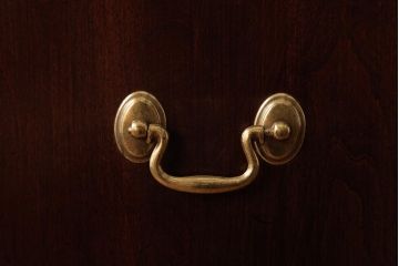 中古　ETHAN ALLEN(イーセンアーレン)　Georgian Court　格調高いクラシカルな雰囲気のチェスト(ナイトチェスト、引き出し)(R-039040)