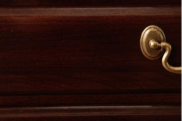 中古　ETHAN ALLEN(イーセンアーレン)　Georgian Court　格調高いクラシカルな雰囲気のチェスト(ナイトチェスト、引き出し)(R-039040)