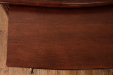 中古　アメリカ製　センチュリー社(CENTURY)　クラシカルなデザインのライティングチェスト(ナイトテーブル、サイドチェスト)(定価約48万円)(R-039041)