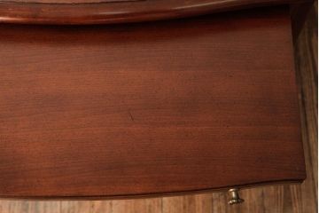 中古　アメリカ製　センチュリー社(CENTURY)　クラシカルなデザインのライティングチェスト(ナイトテーブル、サイドチェスト)(定価約48万円)(R-039041)