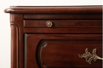 中古　アメリカ製　センチュリー社(CENTURY)　クラシカルなデザインのライティングチェスト(ナイトテーブル、サイドチェスト)(定価約48万円)(R-039041)
