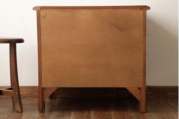 中古　アメリカ製　センチュリー社(CENTURY)　クラシカルなデザインのライティングチェスト(ナイトテーブル、サイドチェスト)(定価約48万円)(R-039041)
