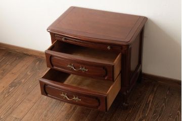 中古　アメリカ製　センチュリー社(CENTURY)　クラシカルなデザインのライティングチェスト(ナイトテーブル、サイドチェスト)(定価約48万円)(R-039041)
