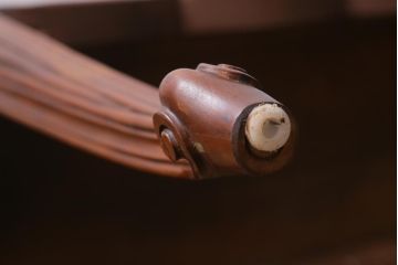 中古　輸入家具　凝った意匠が目を引くエレガントな佇まいのコンソールテーブル(R-039048)