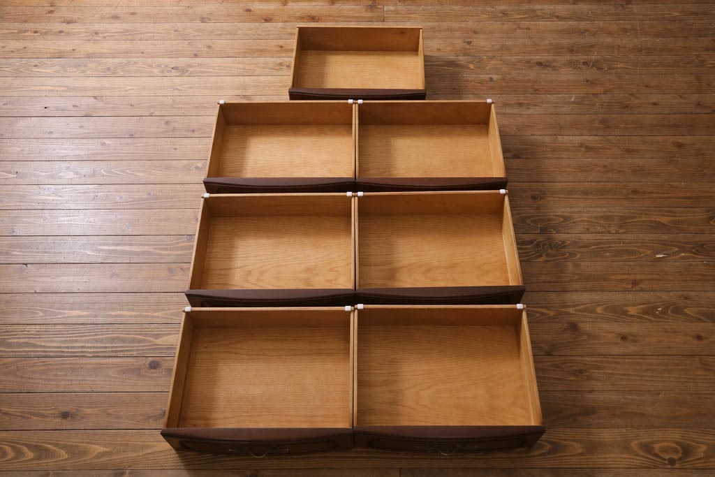 中古　アメリカ製　センチュリー(CENTURY)　クラシカルなデザインの縦型チェスト(サイドチェスト、引き出し)(定価約105万円)(R-039051)