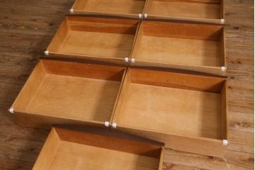 中古　アメリカ製　センチュリー(CENTURY)　クラシカルなデザインの縦型チェスト(サイドチェスト、引き出し)(定価約105万円)(R-039051)