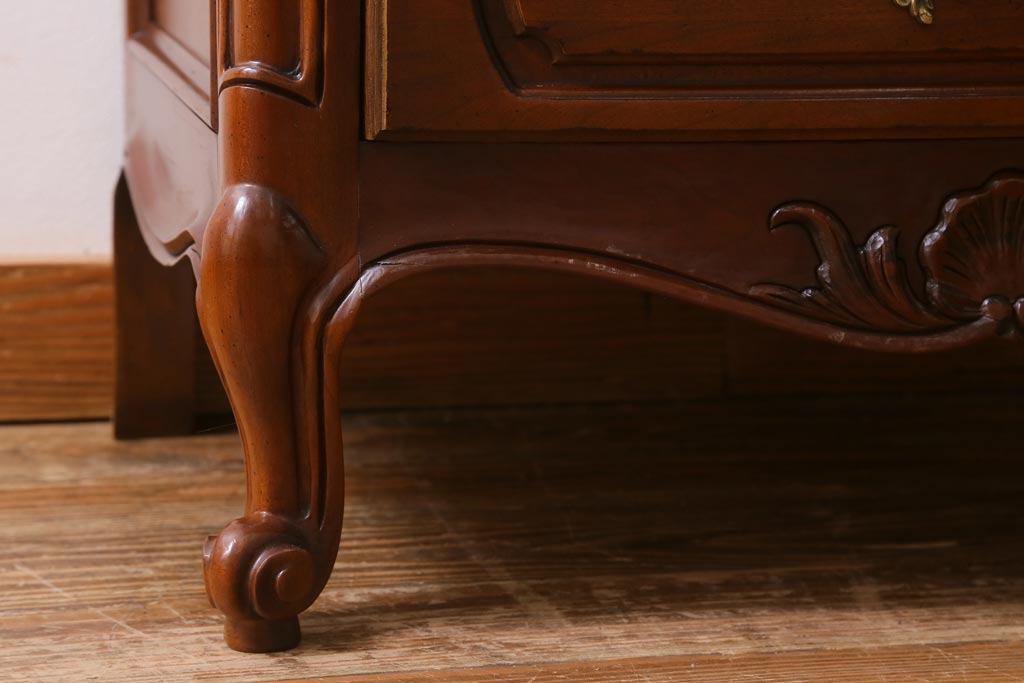 中古　アメリカ製　センチュリー(CENTURY)　クラシカルなデザインの縦型チェスト(サイドチェスト、引き出し)(定価約105万円)(R-039051)