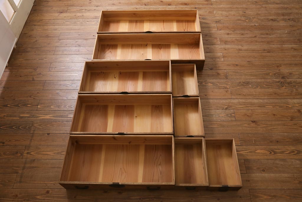 アンティーク家具　和製アンティーク　黒塗りがモダンな重ね箪笥(衣装箪笥、時代箪笥)(R-039053)