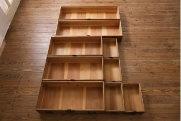 アンティーク家具　和製アンティーク　黒塗りがモダンな重ね箪笥(衣装箪笥、時代箪笥)(R-039053)