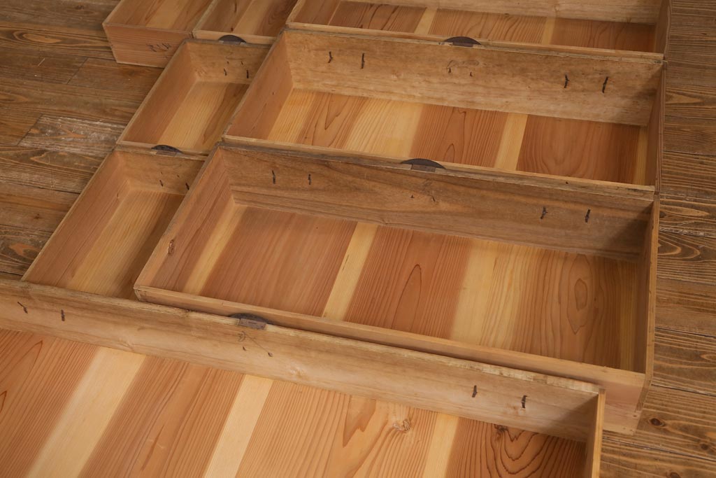 アンティーク家具　和製アンティーク　黒塗りがモダンな重ね箪笥(衣装箪笥、時代箪笥)(R-039053)