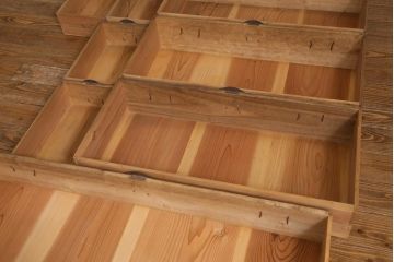 アンティーク家具　和製アンティーク　黒塗りがモダンな重ね箪笥(衣装箪笥、時代箪笥)(R-039053)