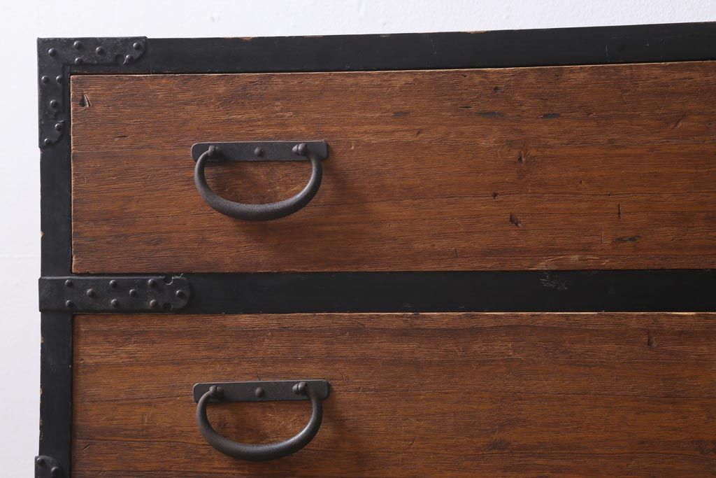 アンティーク家具　和製アンティーク　黒塗りがモダンな重ね箪笥(衣装箪笥、時代箪笥)(R-039053)