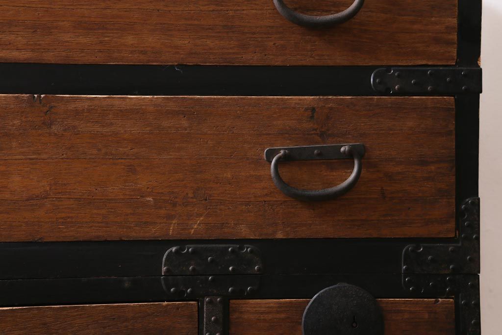 アンティーク家具　和製アンティーク　黒塗りがモダンな重ね箪笥(衣装箪笥、時代箪笥)(R-039053)