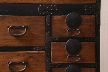 アンティーク家具　和製アンティーク　黒塗りがモダンな重ね箪笥(衣装箪笥、時代箪笥)(R-039053)