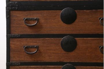 アンティーク家具　和製アンティーク　黒塗りがモダンな重ね箪笥(衣装箪笥、時代箪笥)(R-039053)