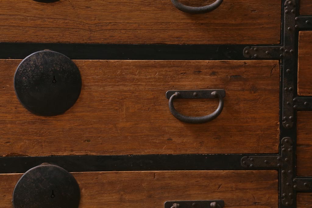 アンティーク家具　和製アンティーク　黒塗りがモダンな重ね箪笥(衣装箪笥、時代箪笥)(R-039053)