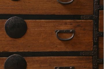 アンティーク家具　和製アンティーク　黒塗りがモダンな重ね箪笥(衣装箪笥、時代箪笥)(R-039053)