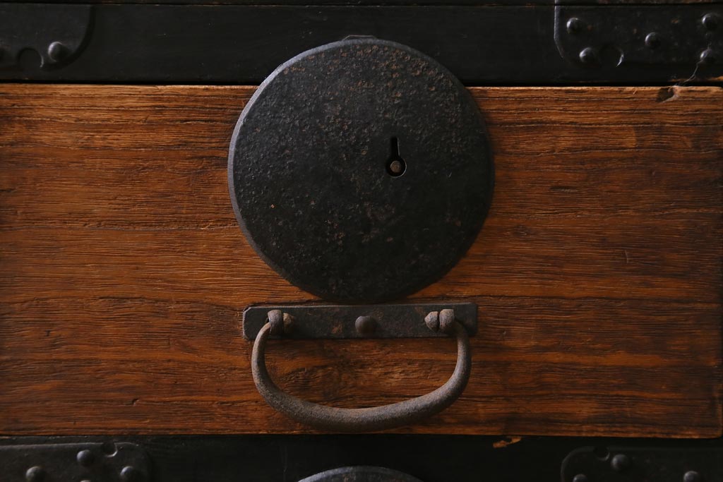 アンティーク家具　和製アンティーク　黒塗りがモダンな重ね箪笥(衣装箪笥、時代箪笥)(R-039053)